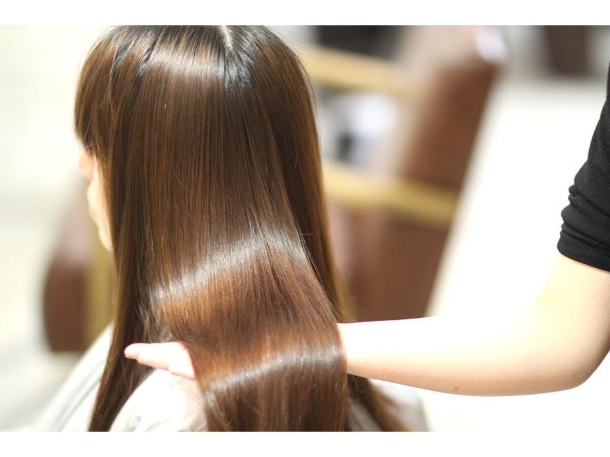 A・do hairで仕上げたツヤのあるロングヘア